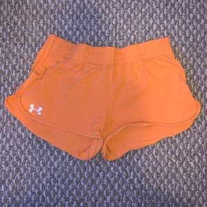 Semi-fitted athletic shorts